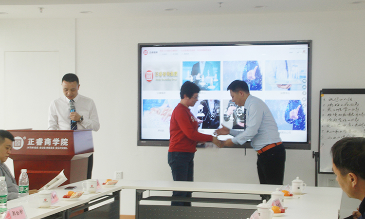 石獅市服裝產(chǎn)業(yè)聯(lián)盟、石獅市染整同業(yè)公會(huì)來(lái)我司參訪交流并赴標(biāo)桿項(xiàng)目德永佳參觀學(xué)習(xí)