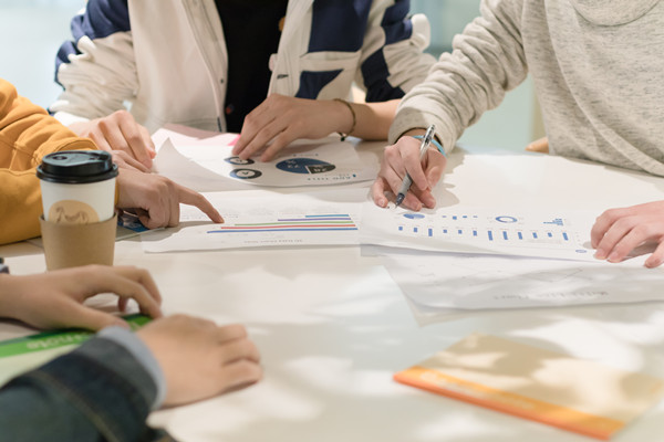 培養(yǎng)組織人才，提升員工素質(zhì)和技能，增強核心競爭力