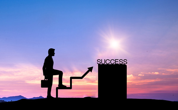 全面評估戰(zhàn)略風(fēng)險，及時調(diào)整戰(zhàn)略方向