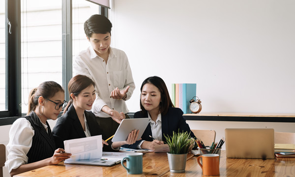 戰(zhàn)略協(xié)作：凝聚團(tuán)隊(duì)力量，共創(chuàng)輝煌未來(lái)