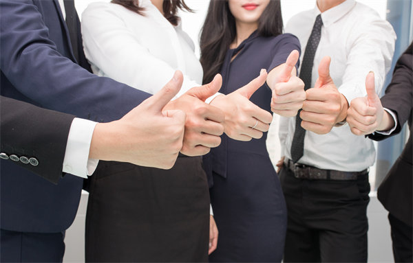 在企業(yè)管理中，專(zhuān)權(quán)式和民主式管理各有哪些優(yōu)缺點(diǎn)？