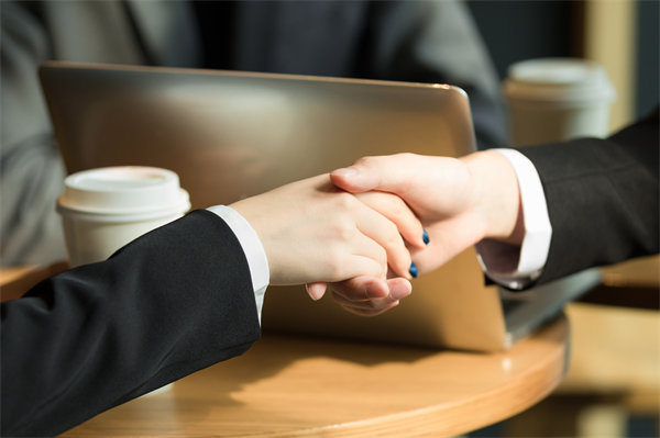 在客戶服務(wù)中如何有效傳遞和強(qiáng)化品牌的核心價(jià)值觀？