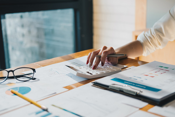 公司年度經(jīng)營計劃實現(xiàn)目標的關(guān)鍵舉措有哪些？