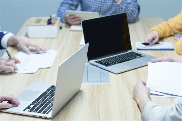 企業(yè)的戰(zhàn)略是精心設(shè)計(jì)的，還是臨機(jī)應(yīng)變的？