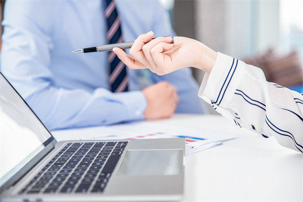 在績效溝通時(shí)，如何給員工提出改進(jìn)意見促進(jìn)績效增長？