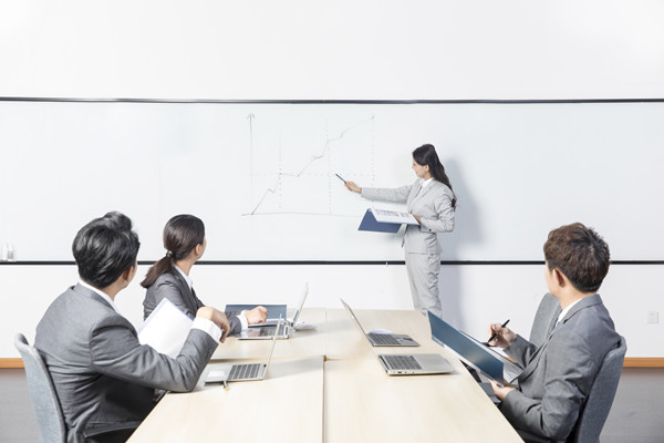 員工績效不佳時，應(yīng)采取哪些策略進(jìn)行干預(yù)與提升？