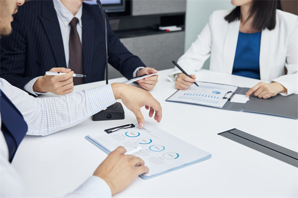 績效管理中，如何有效反饋以促進(jìn)員工持續(xù)改進(jìn)與成長？