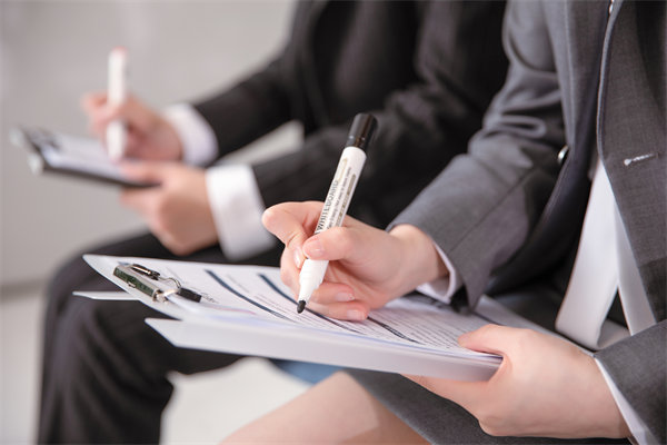 員工培訓(xùn)與發(fā)展計(jì)劃如何個(gè)性化定制以滿足成長需求？