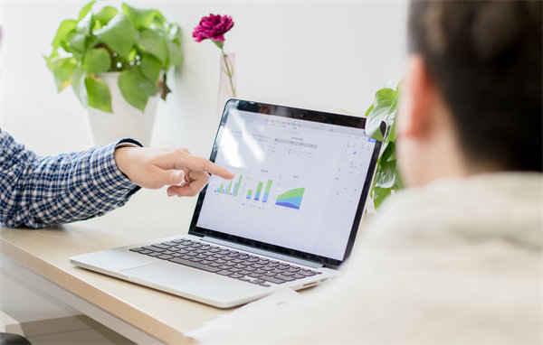 績效考核體系如何平衡短期成果與長期戰(zhàn)略發(fā)展？