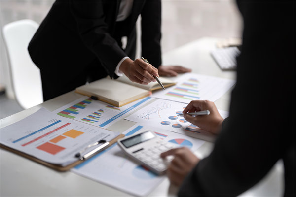 面對經(jīng)濟(jì)波動，企業(yè)應(yīng)該如何靈活調(diào)整薪酬策略？