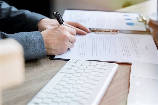 如何確保薪酬績效體系公平透明，增強(qiáng)員工信任？