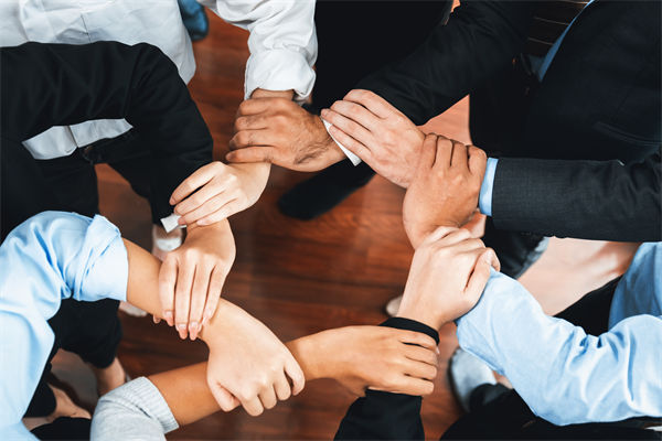 在制定企業(yè)戰(zhàn)略規(guī)劃時(shí)，如何平衡短期與長(zhǎng)期目標(biāo)？