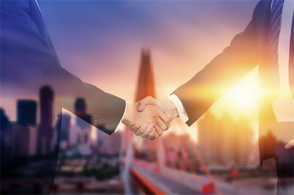 品牌戰(zhàn)略管理中，如何有效應(yīng)對市場變化與消費(fèi)者需求？