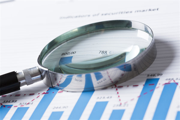 在制定年度經(jīng)營(yíng)計(jì)劃時(shí)，如何考慮行業(yè)趨勢(shì)和政策影響？