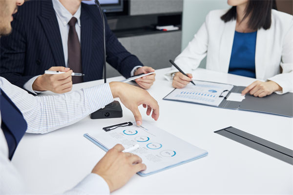 在組織變革中，如何確保員工順利過渡并減少負(fù)面影響？