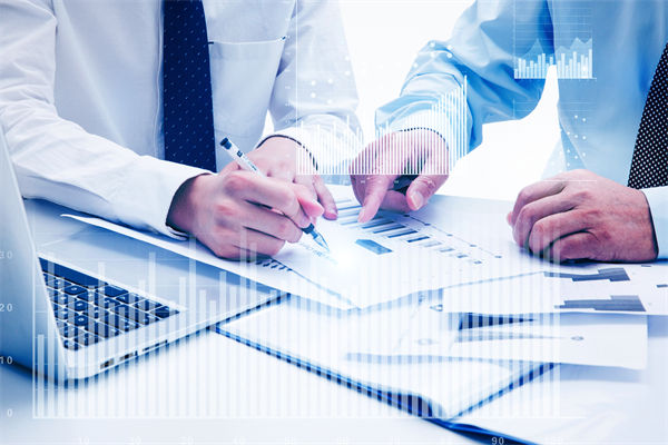 如何通過預(yù)算分析，識別企業(yè)運營中的潛在風(fēng)險與機遇？